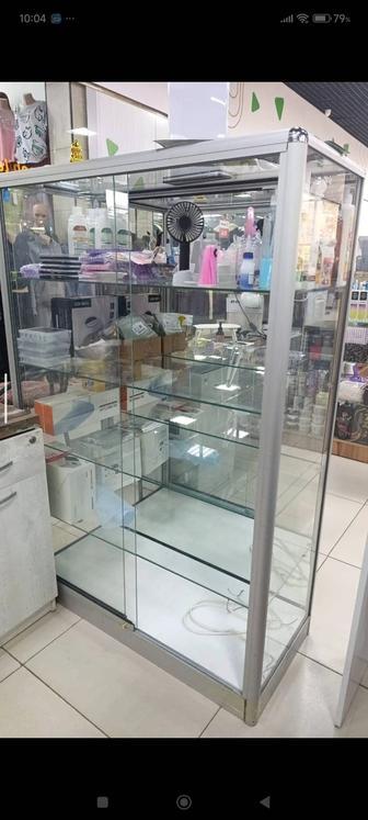 стеклянная витрина с дверцами