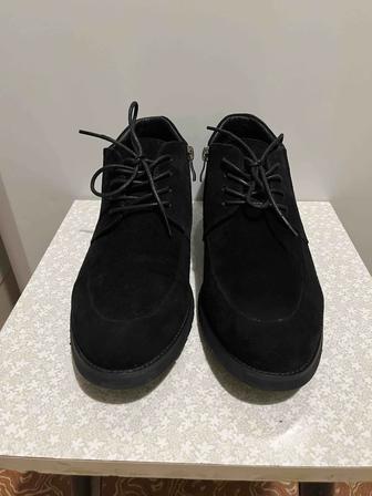 Продам мужские ботинки замшевые