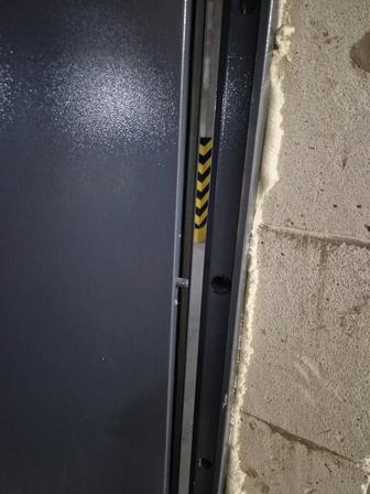 Продам дверь металлическую с замком