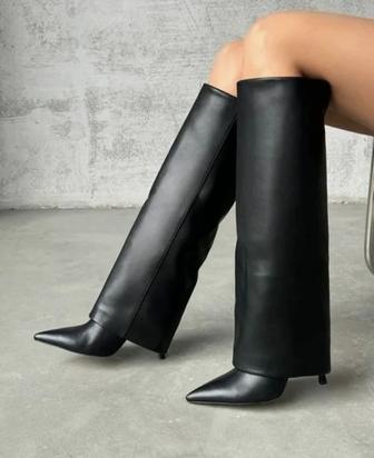Женские трендовые сапоги трубы на каблуке