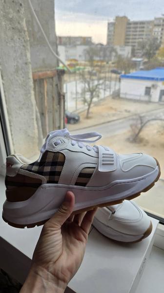 Обувь от бренда BURBERRY