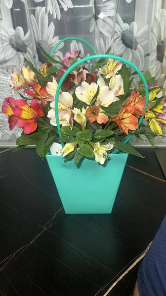 Продажа тюльпанов и альстромерии букеты и корзиночки