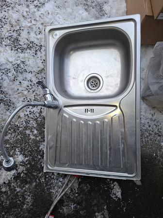 Раковина с краном и шлангами