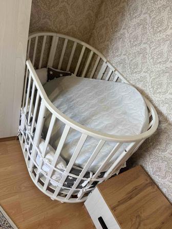 Продам детскую кровать, автокресло, ходунки