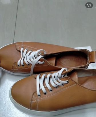 Женские кроссовки