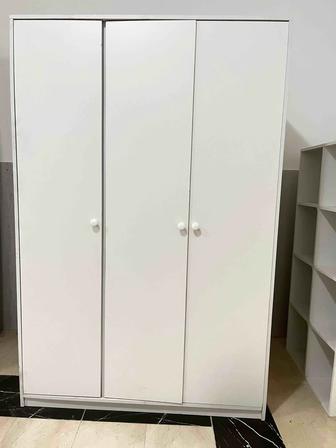 Срочно 2 шкаф и 1 стеллаж продается