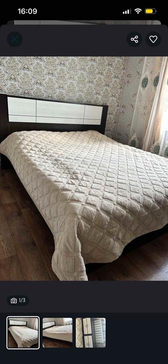 Кровать с матрасом и тумбы прикроватные