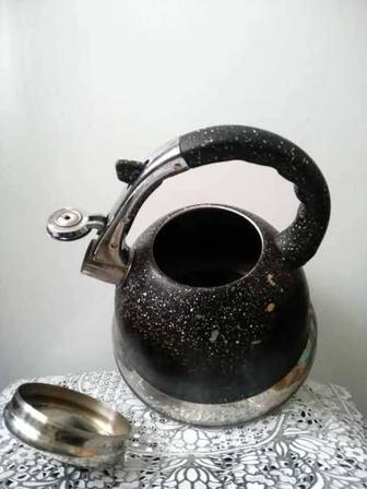 ПРОДАМ ДЁШЕВО чайник, со свистком. Из стали, Германия, большой, 3л, БУ