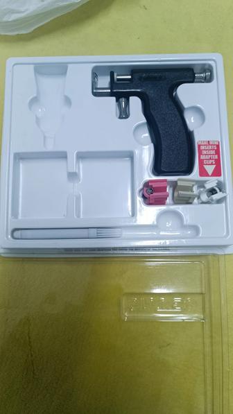 Продам пистолет для прокола ушей.