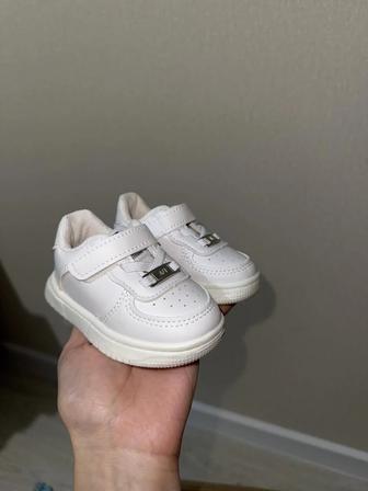 Детская новая кроссовка