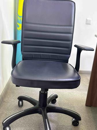 Продам столы, кресла кожаные, стулья, шкафы