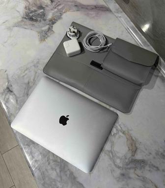 Продам MacBook 13 M1 256gb