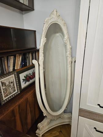 Большое зеркало в рекой деревянной оправе