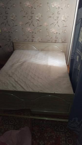 Кровать с матрасом, двуспалка, даром