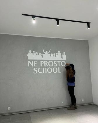 Роспись стен , Надписи, логотипы