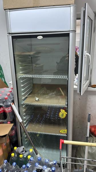 Продам витринный холодильник