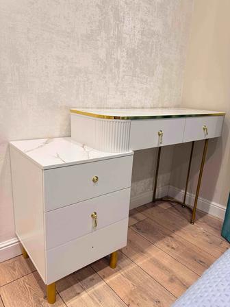 Продам дамский столик