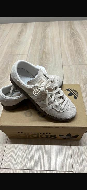 Продам кроссовки Adidas.