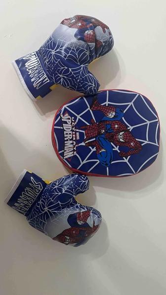 Набор для бокса. Перчатки и лапа. Человек паук