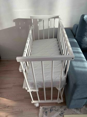 Продам приставную кроватку