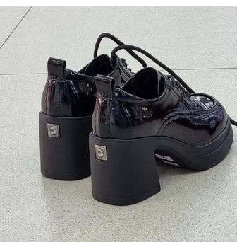 Лаковые ботинки