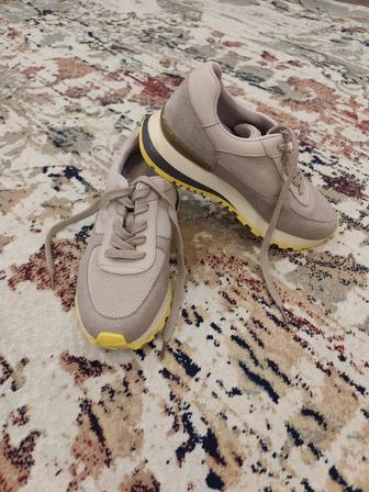 Женские кроссовки