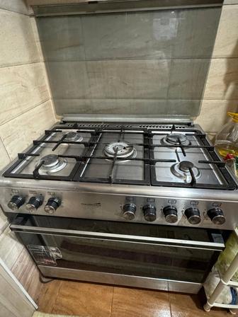 Газовая плита с электрической духовкой. Пятикомфорная, фирма Daucher