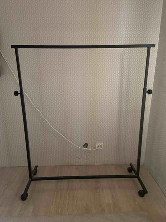 Вешалка на колесах