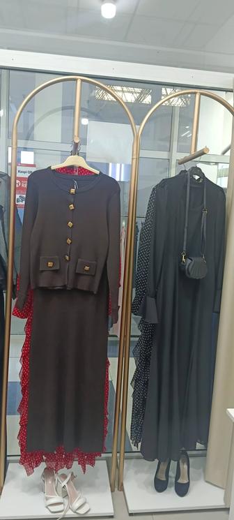 Продам одежда женская с оборудованиями и полками, манекенами