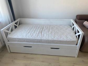 Продам детскую кровать белую