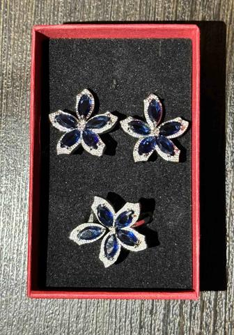 Набор украшений под серебро с синим цветком
