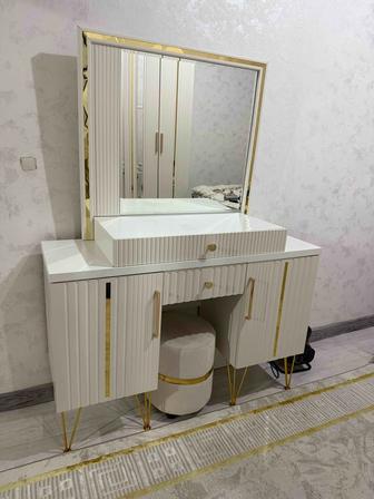 Туалетный стол с зеркалом