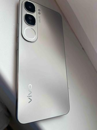 Продам смартфон Vivo v40 lite