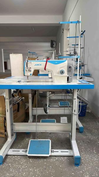Прямострочная
швейная
машина Jack F4