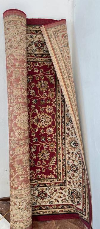 Ковер и тумбочка прикроватная