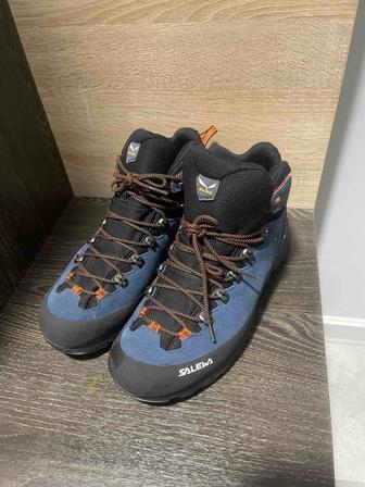 Продам зимние ботинки Salewa 42