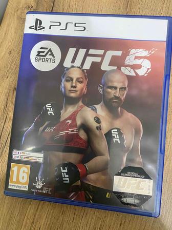 Диск UFC5 на PlayStation 5