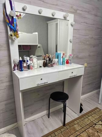 Столик для макияжа