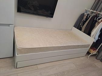 Односпальная кровать с матрасом в идеальном состоянии