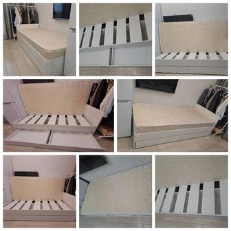 Односпальная кровать с матрасом в идеальном состоянии