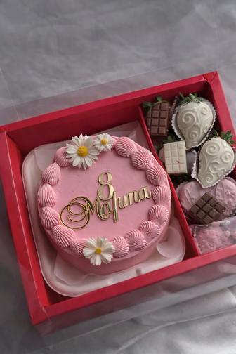 Комбо к 8 марта , бенто торт, клубника в шоколаде , тюльпаны