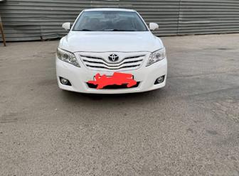 Аренда/прокат авто тойота камри цвет белый в отличном состояние аренда