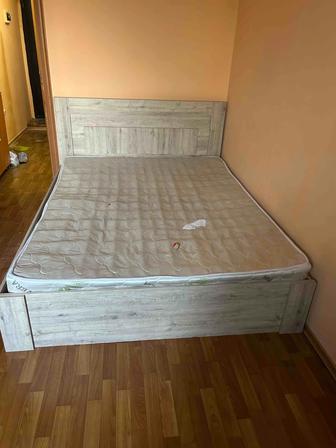 Продам кровать/ матрас/ стулья / стол/ ковер