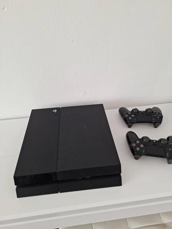 Имеется PS4 в отличном состояний с двумя джостиками