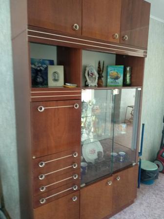 Шкаф для посуды лакированный с антрисолью.