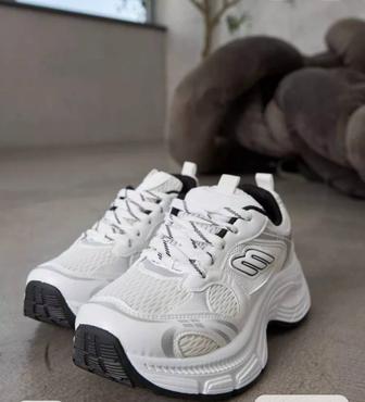 Женские кроссовки