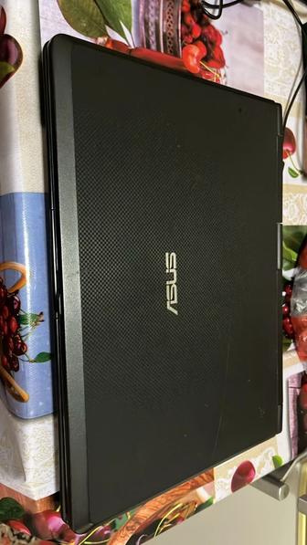 Ноутбук ASUs в рабочем состоянии