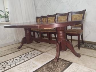 Стол и стулья для гостиной