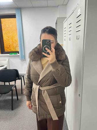 Женский пиджак и пакет вещей