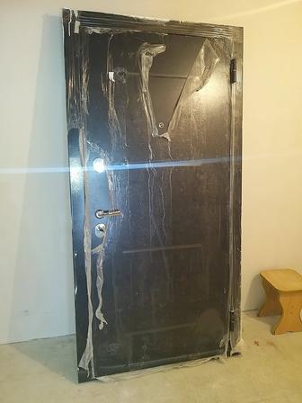 Продам входную железную дверь